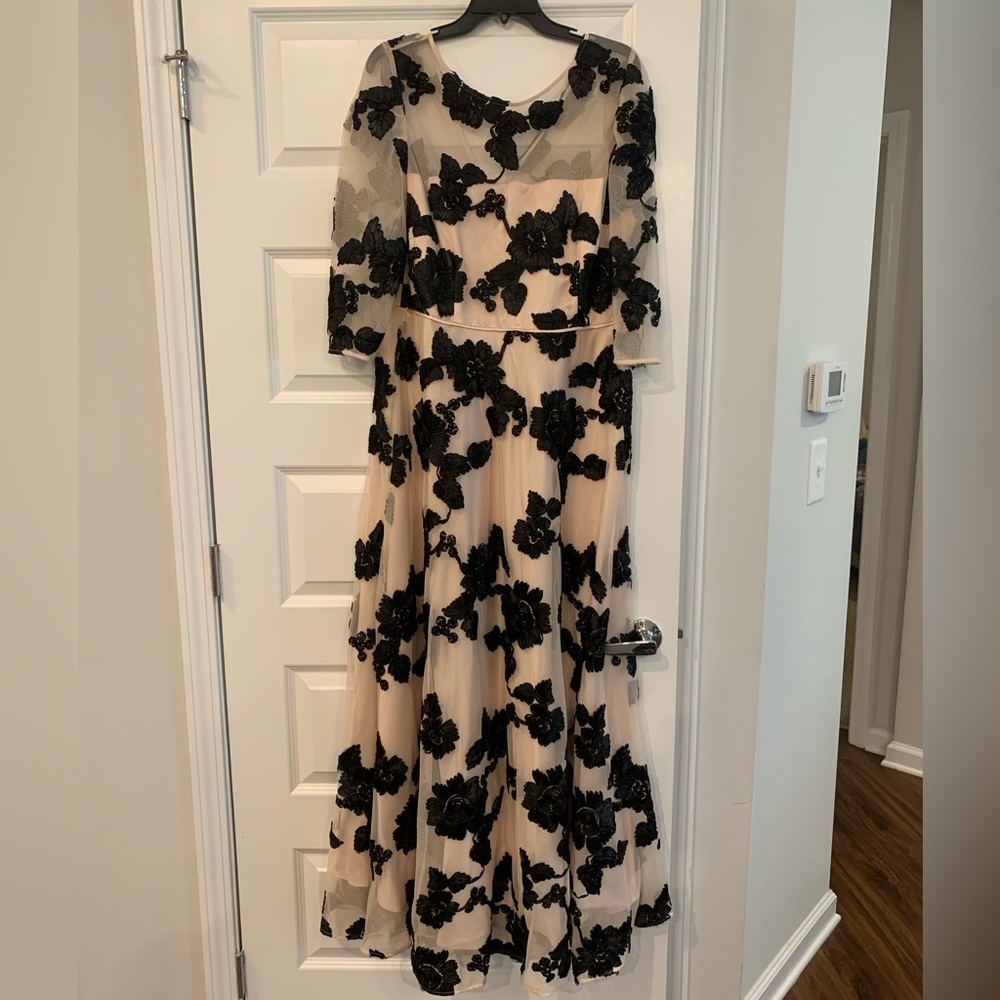 Tahari black/cream lace gown